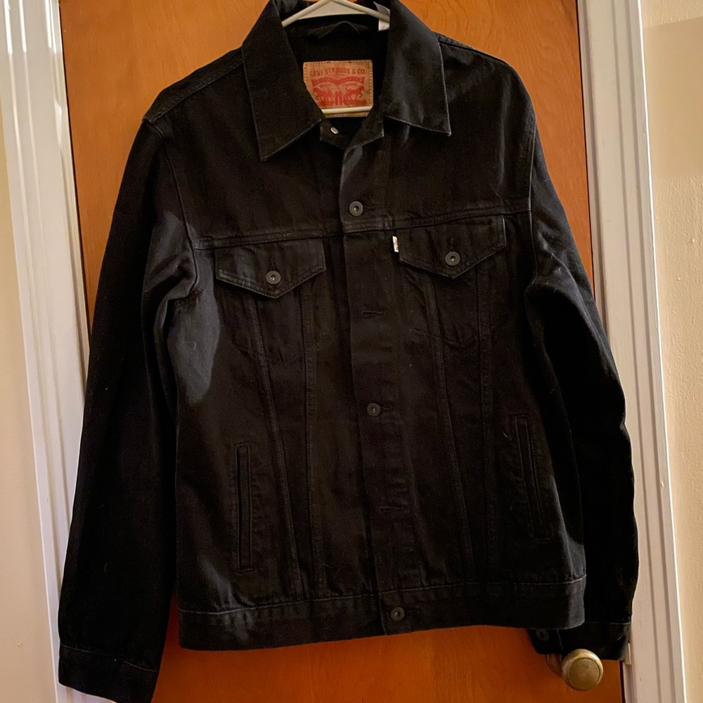 Black, denim, Levi’s trucker jacket, size L